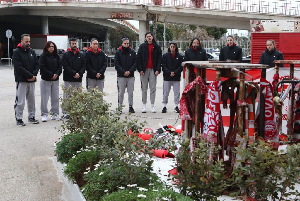 Ολυμπιακός: Φόρος τιμής στα θύματα της Θύρας 7 από την ομάδα μπάσκετ Γυναικών! (pics)