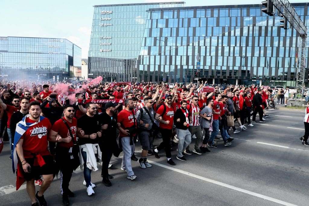 Ερυθρόλευκη λαοθάλασσα οδεύει προς την Zalgirio Arena! (pics)