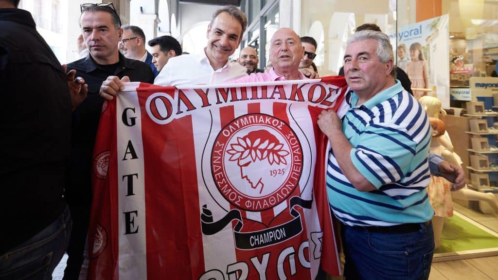 Γιόρτασε με σημαία του Ολυμπιακού ο Μητσοτάκης!