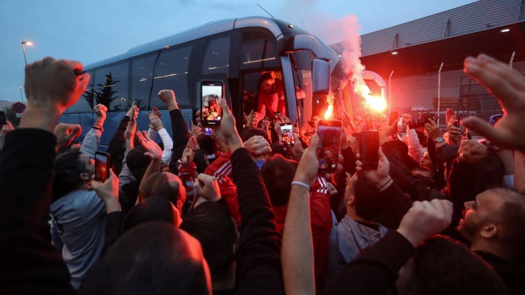 Τρέλα στο αεροδρόμιο: «Φέρτε μας το ευρωπαϊκό»