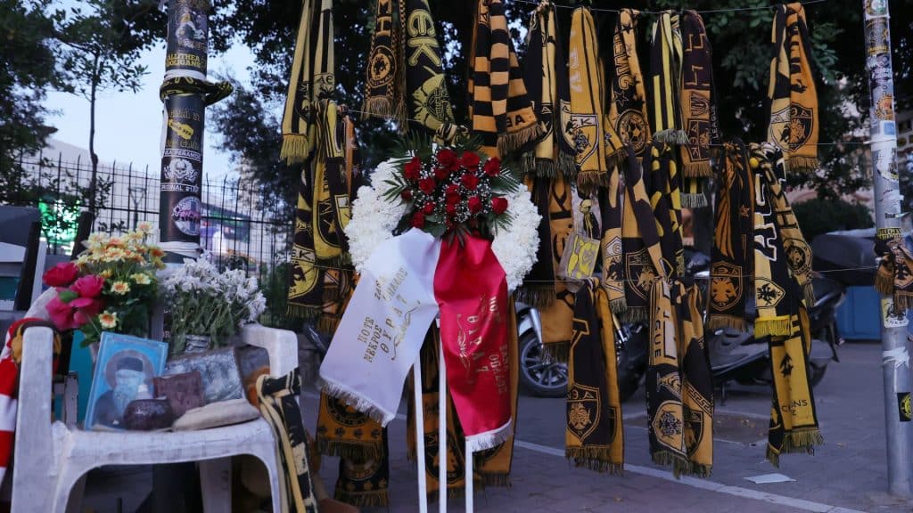 Η Θύρα 7 κατέθεσε στεφάνι στο σημείο που δολοφονήθηκε ο Μιχάλης Κατσούρης (photos)