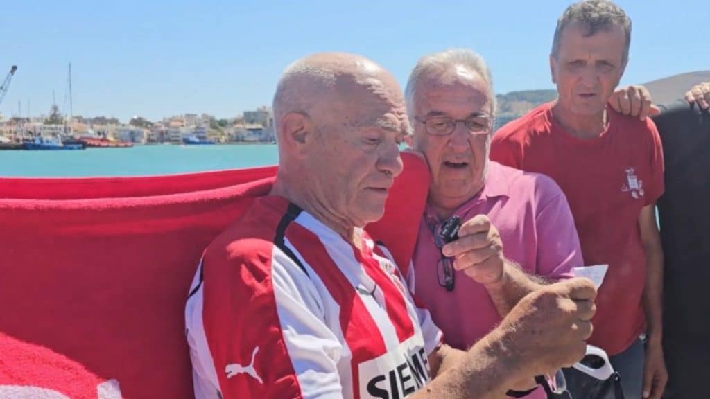 Ηλικιωμένος βούτηξε στο λιμάνι Χίου για τον Ολυμπιακό!