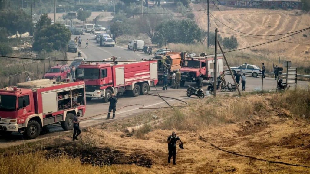 Φωτιά στην Αττική: Κάηκαν δυο πυροσβεστικά, με εγκαύματα ένας πυροσβέστης