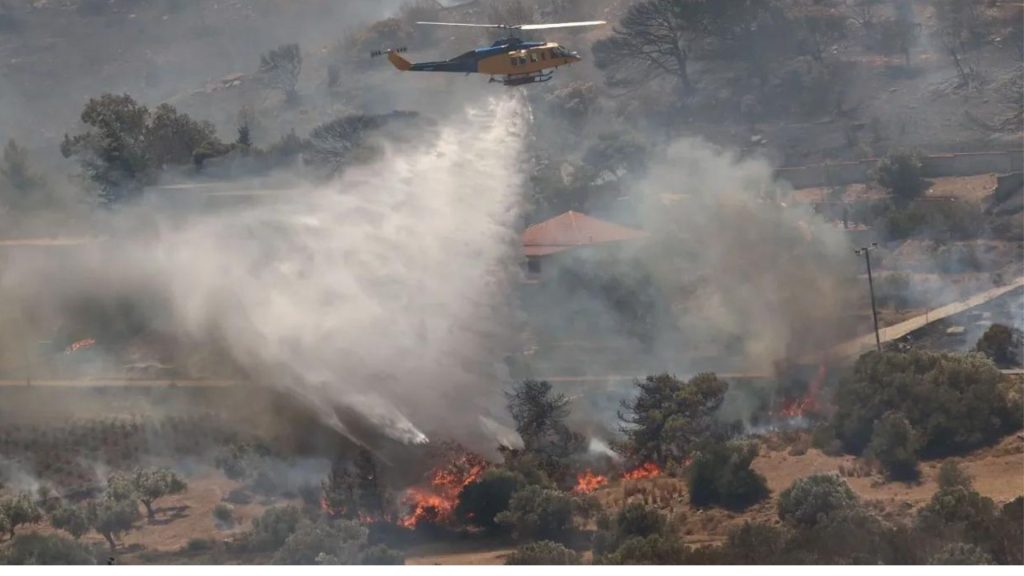 Φωτιά στην Κερατέα: Σπίτια και αυτοκίνητα στις φλόγες – Μηνύματα για εκκενώσεις από το 112