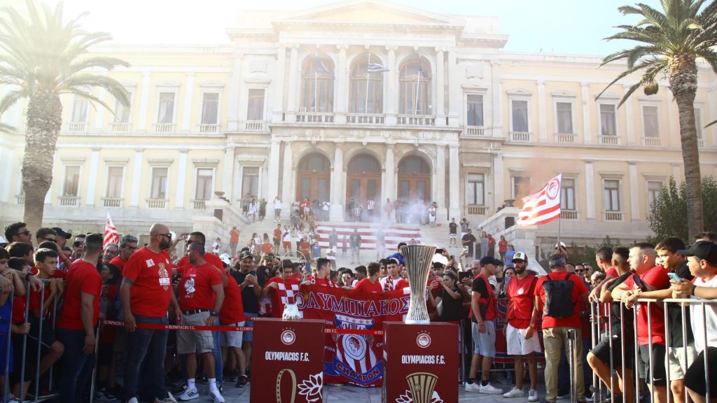 Η υποδοχή των ευρωπαϊκών τροπαίων στη Σύρο μέσα από το Olympiacos TV (video)