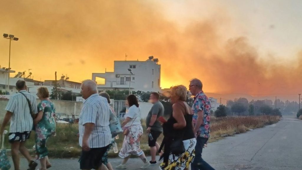 Φωτιά στη Κω: Δύσκολη νύχτα με εκκένωση της Καρδάμαινας και ξενοδοχείων