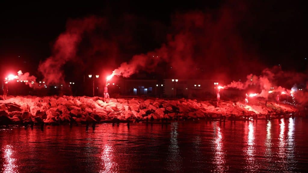 Το εκπληκτικό βίντεο με τα καπνογόνα και τα βεγγαλικά στη Λήμνο! (video)