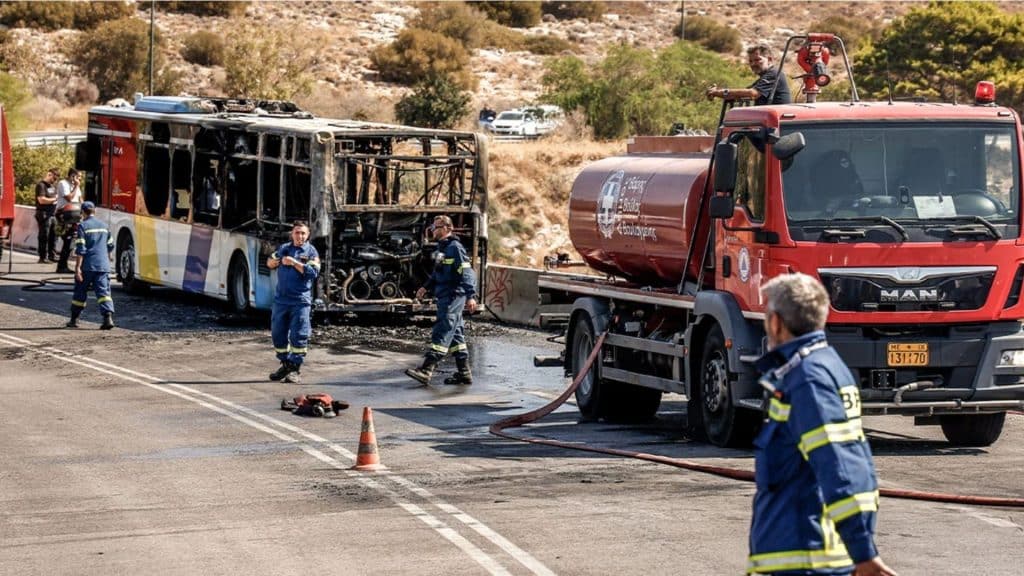 Φωτιά σε λεωφορείο στη Λεωφόρο Ποσειδώνος, στο ύψος της Βουλιαγμένης