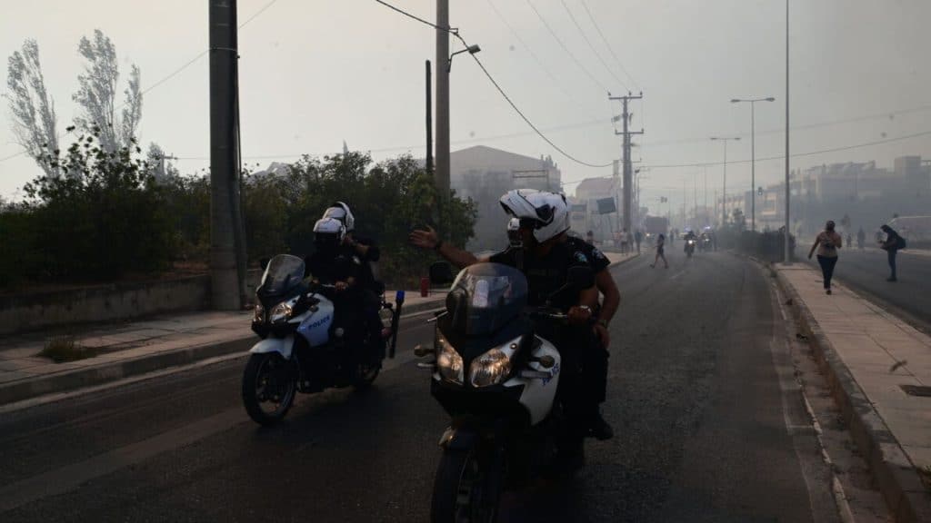 Στον Εισαγγελέα οι ανήλικοι που συνελήφθησαν για τη φωτιά στη Γλυφάδα