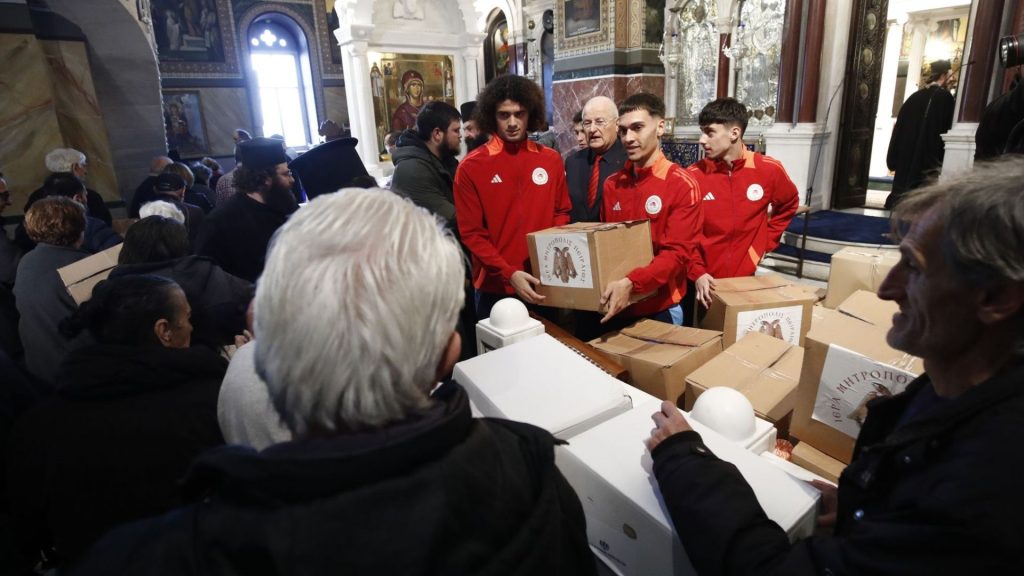 Ολυμπιακός: Δίπλα στην Μητρόπολη Πειραιά – Έμπρακτη στήριξη στο έργο της (vid, pics)