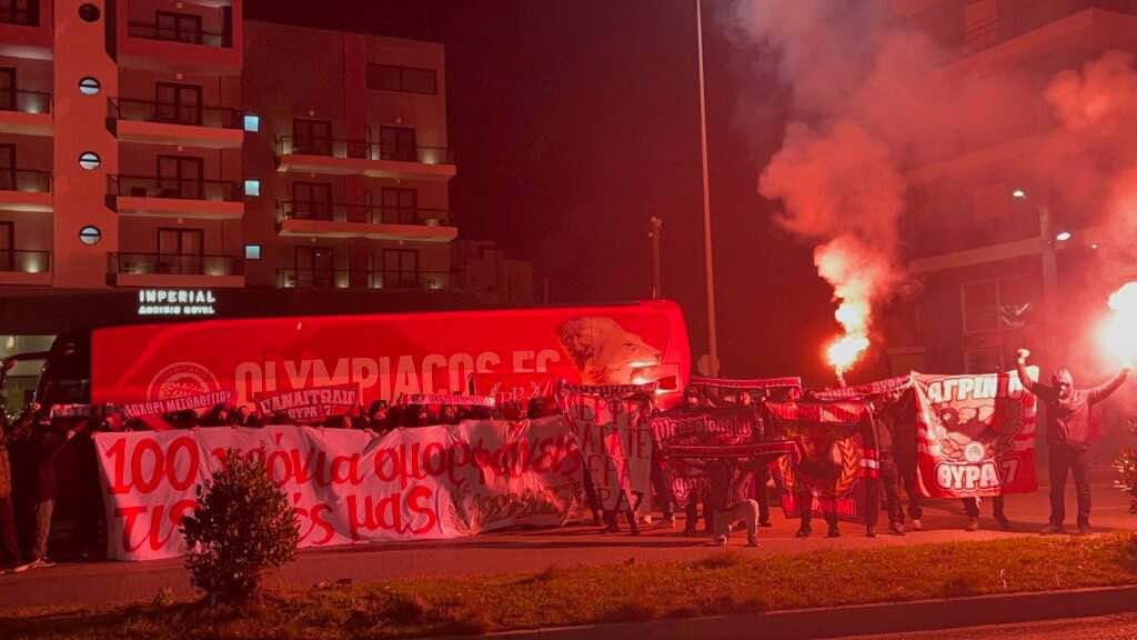 Ολυμπιακός: Αποθέωσε την ομάδα ο κόσμος στο Αγρίνιο!