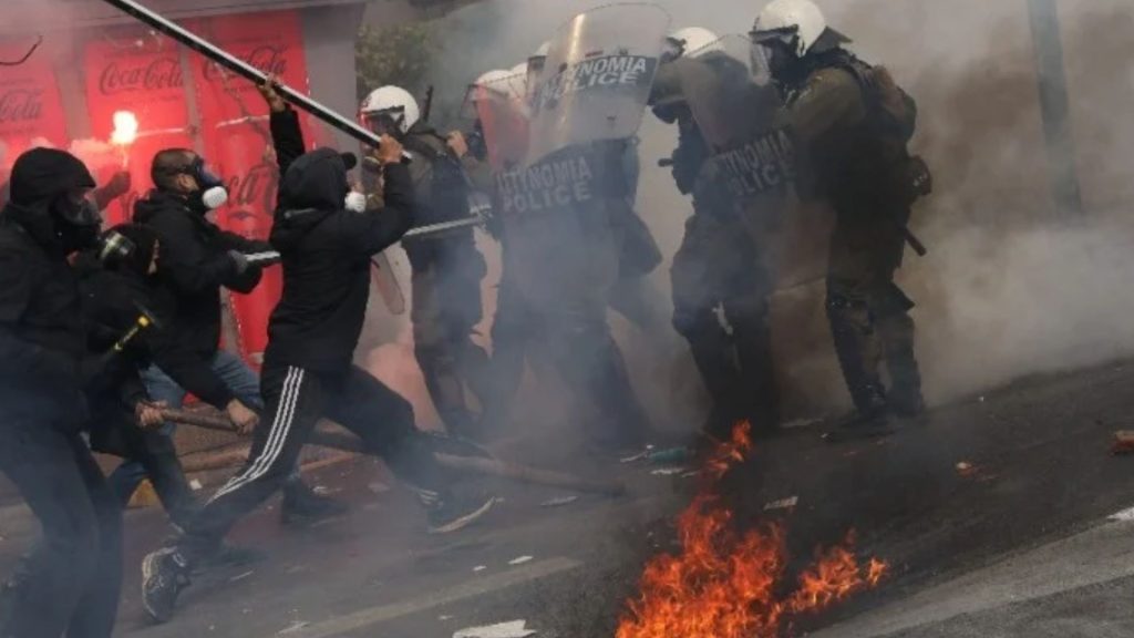 Επεισόδια στο Σύνταγμα: 25 αστυνομικοί στο Νοσοκομείο και 125 προσαγωγές