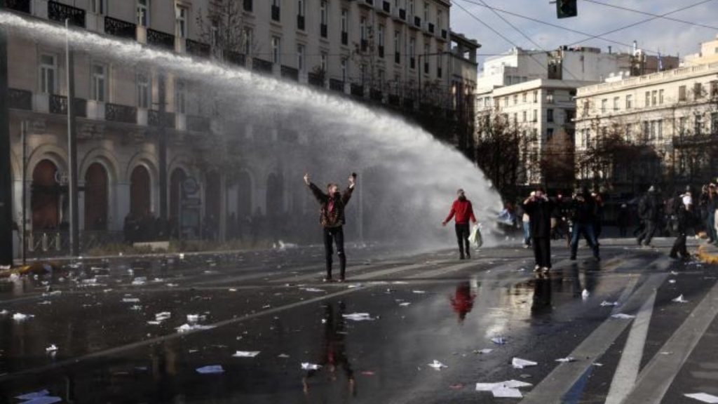 Με ρίψεις νερού η Αστυνομία διέλυσε τους διαδηλωτές! (vids)