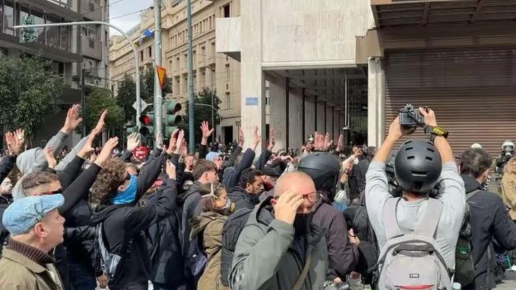 Τέμπη: Η συγκλονιστική στιγμή που διαδηλωτές επιστρέφουν με υψωμένα χέρια στο Σύνταγμα