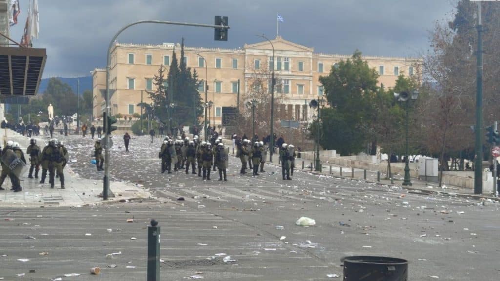 Τέμπη: Μεγαλειώδης συγκέντρωση στο Σύνταγμα – Με τεχνητή ένταση και δακρυγόνα απομάκρυναν τον κόσμο