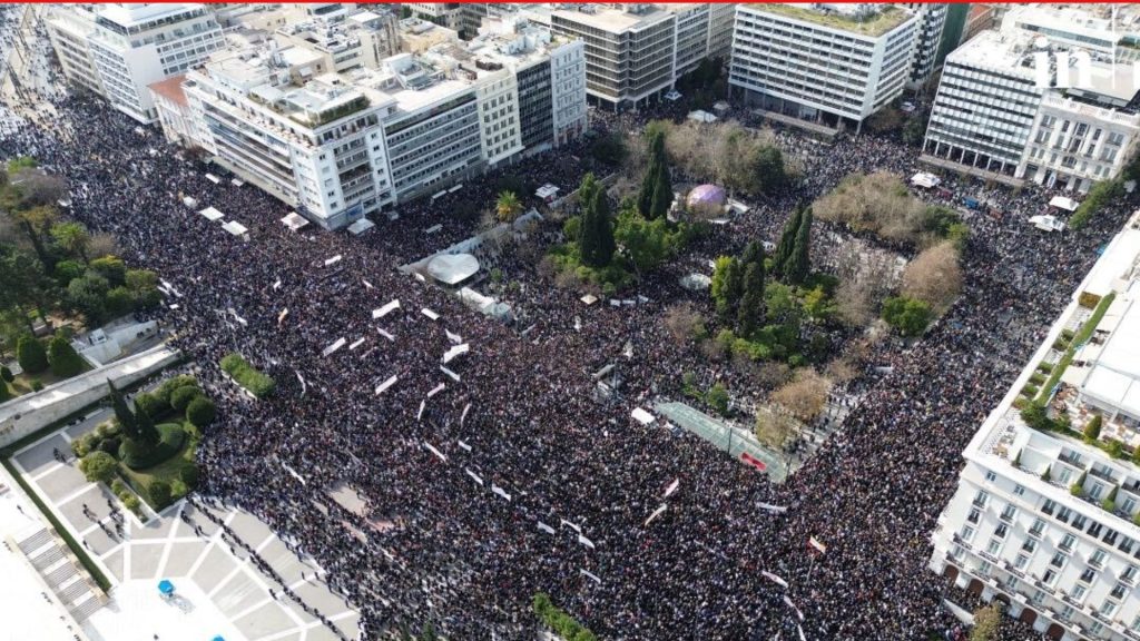 Τέμπη: Ανοιχτή σύγκρουση της κυβέρνησης με την κοινωνία στις μεγαλειώδεις συγκεντρώσεις – Παραίτηση Μητσοτάκη ζητά η αντιπολίτευση